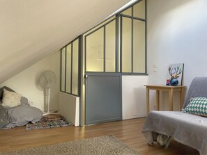 3 bedrooms, desk, iron/ironing board, bed sheets - Appartement Épuré Dans la Veille Ville de Briançon Avec Balcon et vue (Briançon)