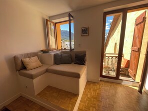 Smart TV - Appartement Épuré Dans la Veille Ville de Briançon Avec Balcon et vue (Briançon)