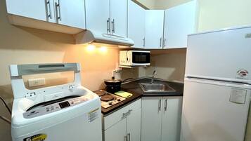 Frigorifero, microonde, piano cottura, bollitore elettrico