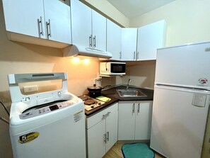 Réfrigérateur, micro-ondes, plaque de cuisson, bouilloire électrique