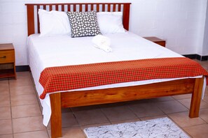 5 Schlafzimmer, Schreibtisch, Bügeleisen/Bügelbrett, WLAN