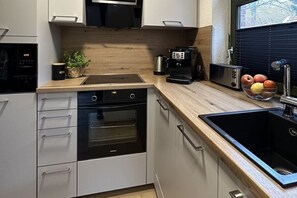 Frigorifero, microonde, forno, piano cottura