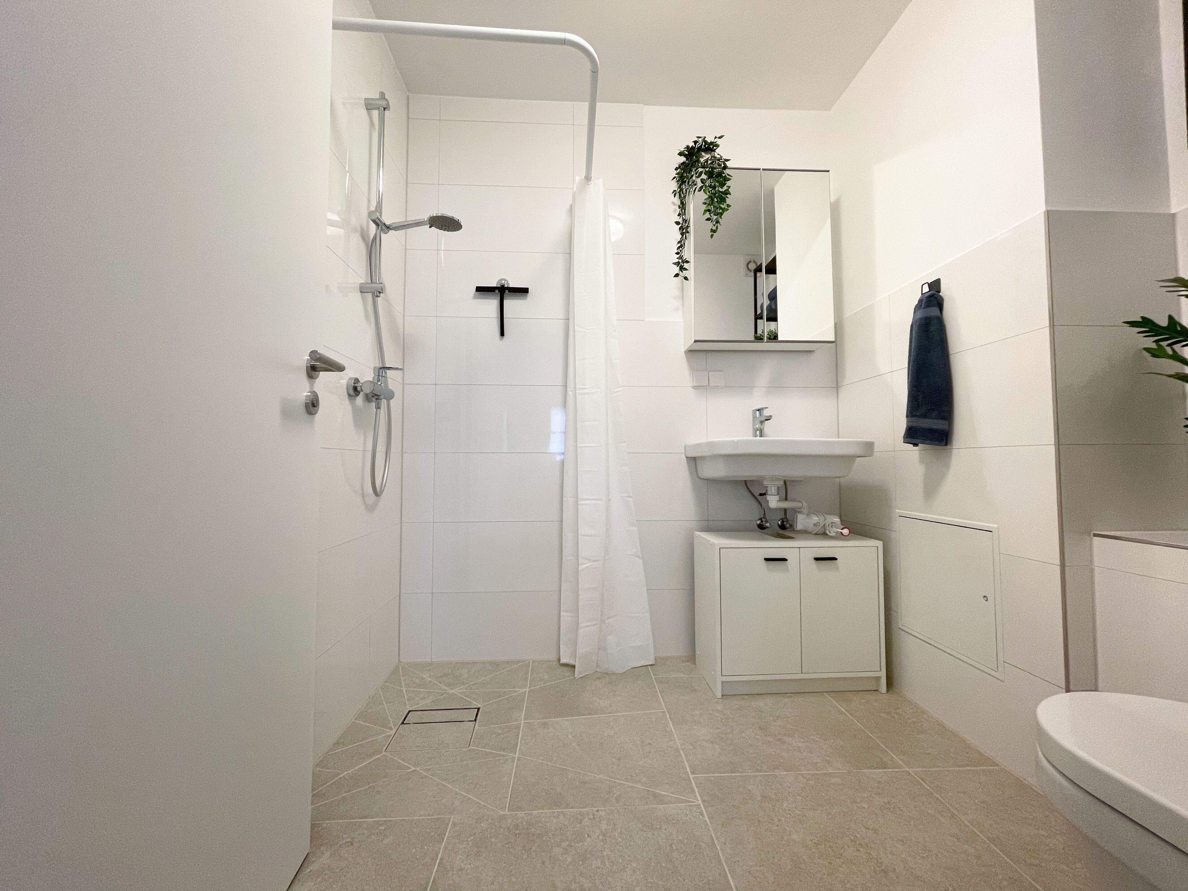 Haartrockner, Handtücher, Seife, Toilettenpapier