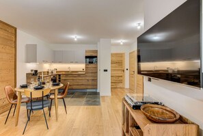 Een koelkast, een magnetron, een oven, een kookplaat