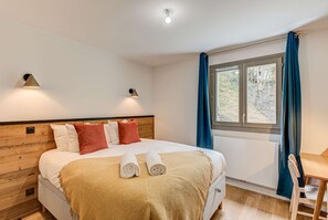 1 bedroom, iron/ironing board, WiFi, bed sheets - White Pearl A03 - Alpes Travel - Central Chamonix - Sleeps 2-4 (Chamonix-Mont-Blanc)