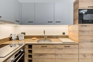 Fridge, microwave, oven, stovetop - White Pearl A03 - Alpes Travel - Central Chamonix - Sleeps 2-4 (Chamonix-Mont-Blanc)