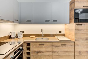 Een koelkast, een magnetron, een oven, een kookplaat