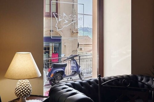 WARM ROOM WITH A VIEW OF THE SQUARE, SPACIOUS AND RECENTLY RENOVATED