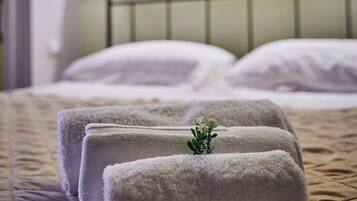 1 bedroom, desk, free WiFi, bed sheets