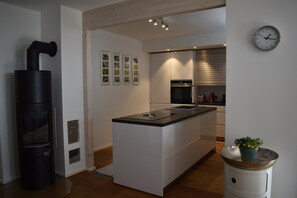 Kjøleskap, ovn, kokeplater og oppvaskmaskin