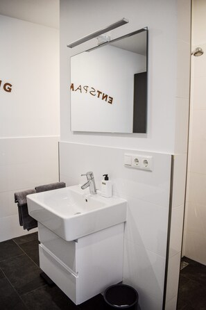 Dusche, Haartrockner, Handtücher