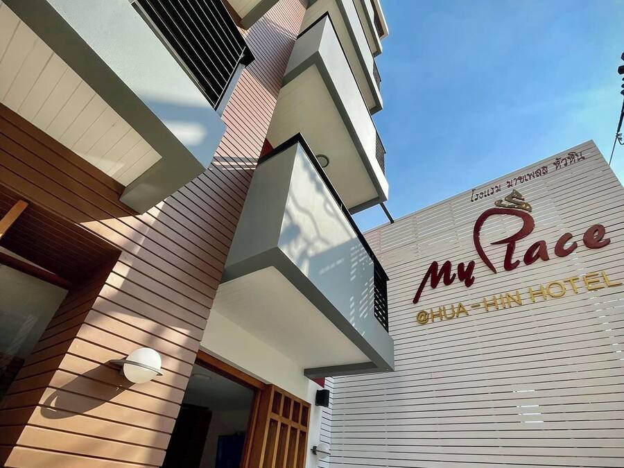 Vista frontal de la propiedad por la tarde o noche