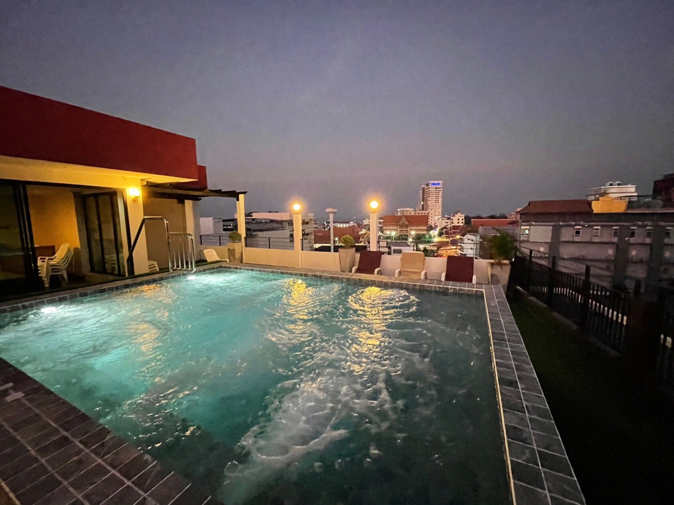 حمام سباحة على السطح