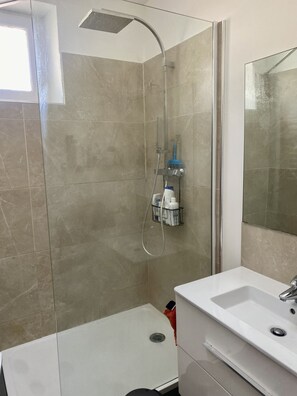Haartrockner, Handtücher, Seife, Shampoo