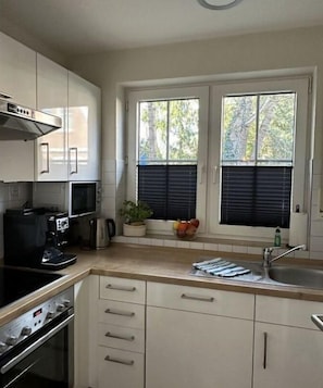 Frigorifero, microonde, forno, piano cottura