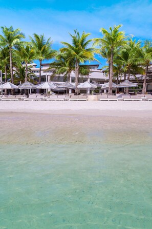 Aan een privéstrand, duiken, waterskiën, windsurfen
