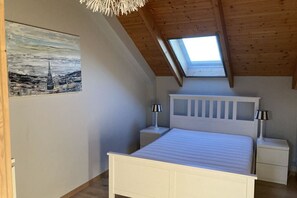 4 bedrooms, iron/ironing board, Internet