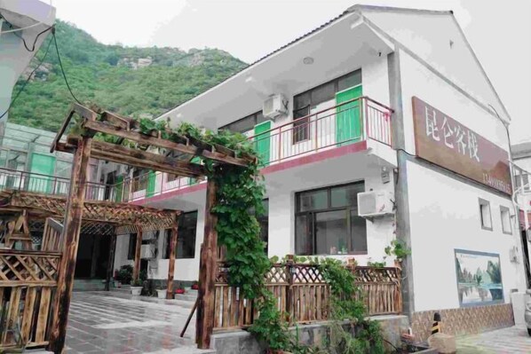 Garden - Kunlun Inn (Beijing)