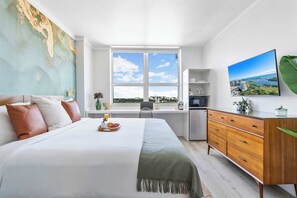 Een strijkplank/strijkijzer, reisbedje, wifi, beddengoed