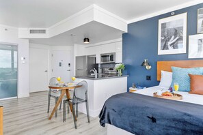 Tabla de planchar con plancha, cuna de viaje, wifi y ropa de cama 