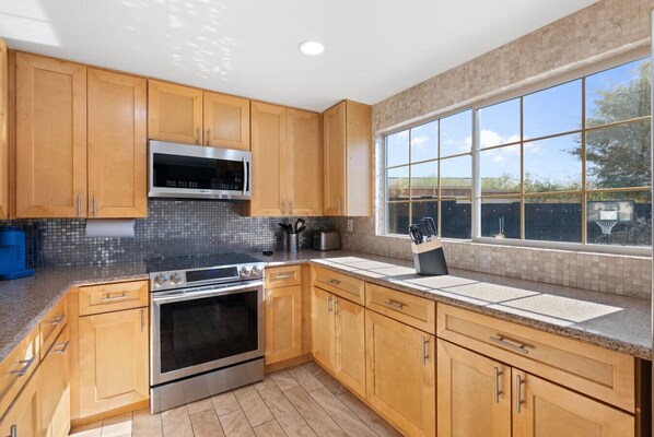 Mikrobølgeovn, ovn, kogeplade, opvaskemaskine