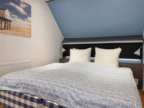 Leilighet, balkong | Safe på rommet, skrivebord for bærbar PC og blendingsgardiner