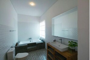 Villa, 3 Bedrooms | Bathroom | Free toiletries, hair dryer