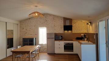 Een koelkast, een microgolfoven, een oven, een kookplaat