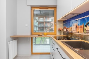 Microwave, dishwasher, coffee/tea maker, cookware/dishes/utensils - Apartment With Parking by Renters (Gdansk)