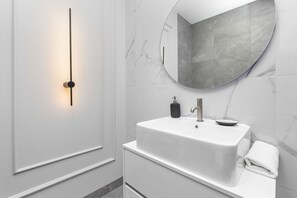 Departamento, 2 habitaciones, 2 baños | Baño | Regadera, toallas, papel de baño