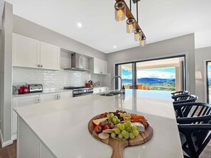 Microwave, oven, dishwasher, coffee/tea maker - Tangory Rise - The most amazing view! (GLENDON BROOK)