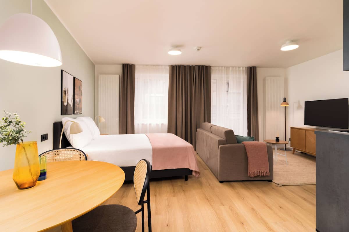 Studiosuite – classic, balkong | Skrivebord, skrivebord for bærbar PC og blendingsgardiner