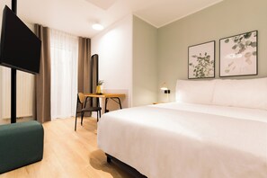 Zimmer, Balkon | Individuell dekoriert, individuell eingerichtet, Schreibtisch