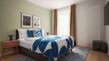 Queen Room | Desk, laptop workspace, blackout curtains, free WiFi