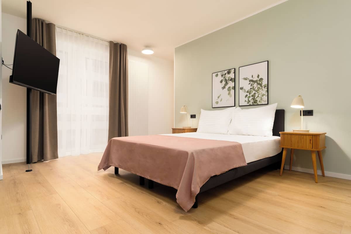 Rom (Suite - Barrier Free) | Skrivebord, skrivebord for bærbar PC og blendingsgardiner