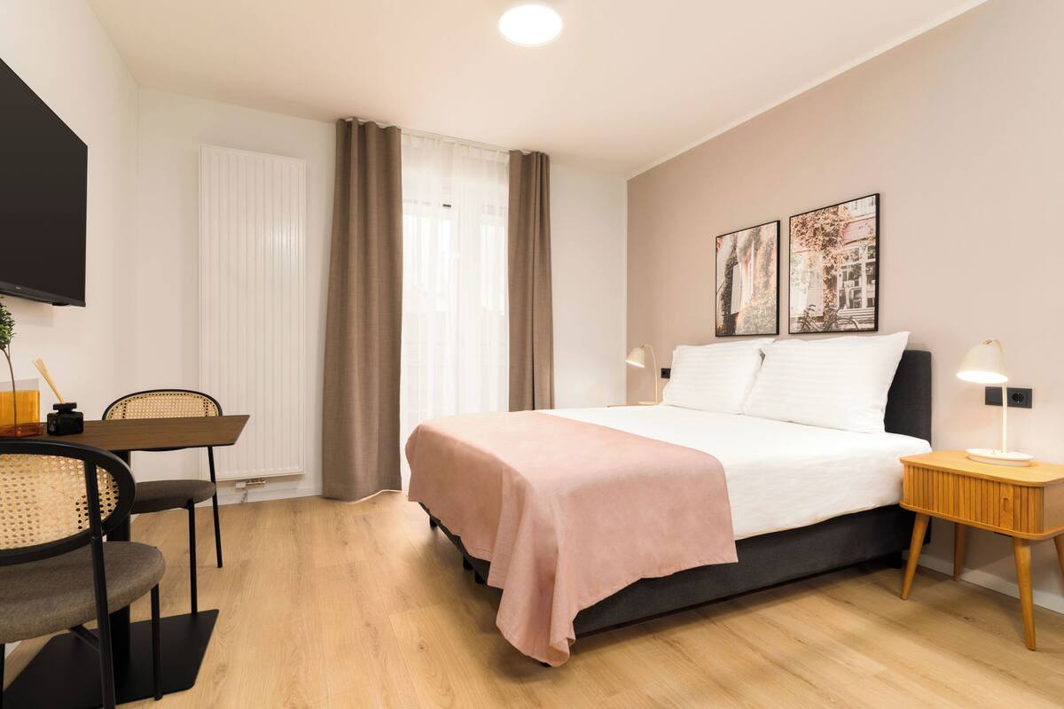 Studiosuite, balkong | Skrivebord, skrivebord for bærbar PC og blendingsgardiner