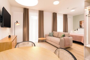 Dreibettzimmer, Balkon | Individuell dekoriert, individuell eingerichtet, Schreibtisch