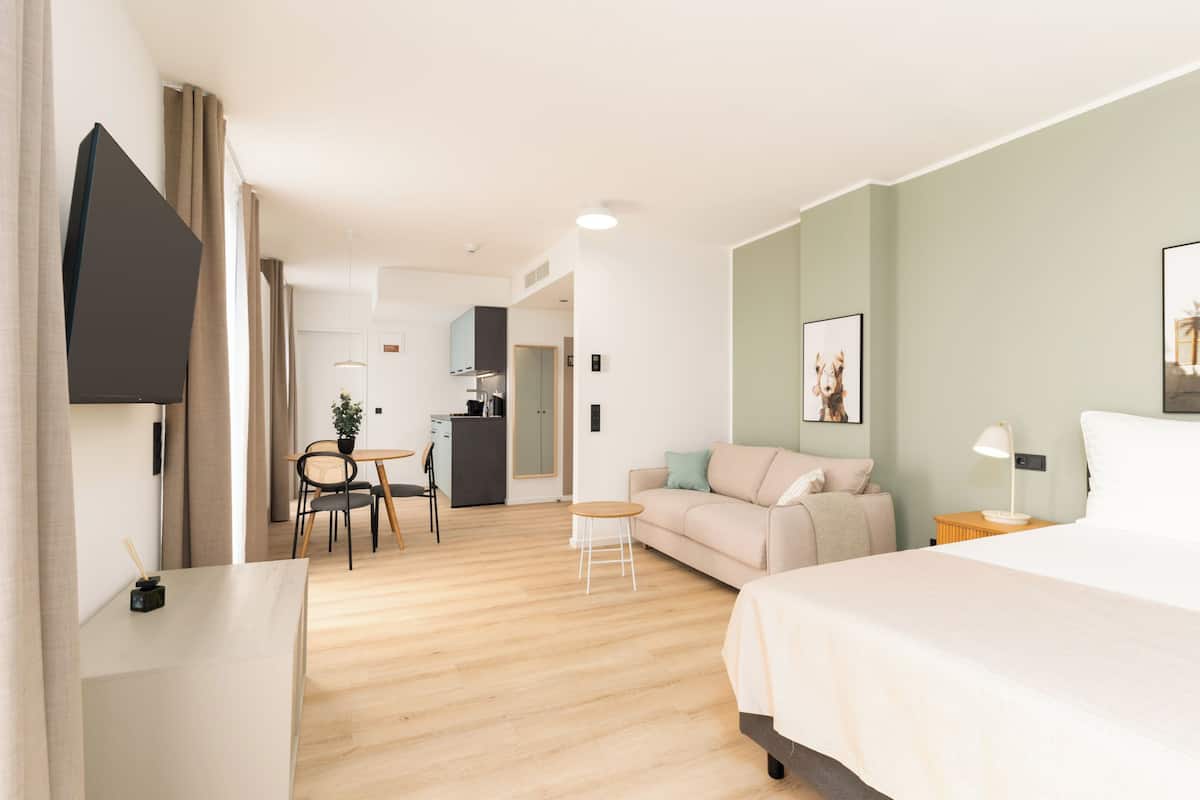 Studiosuite – classic, terrasse | Skrivebord, skrivebord for bærbar PC og blendingsgardiner