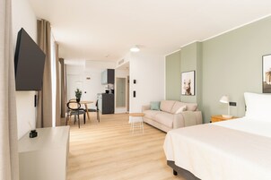 Klassieke studio suite, terras | Individueel gedecoreerd, individueel gemeubileerd, een bureau