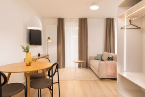 Triple Room with Balcony | Individually decorated, individually furnished, desk, laptop workspace - Limehome Vienna Favoritenstr (Vienna)