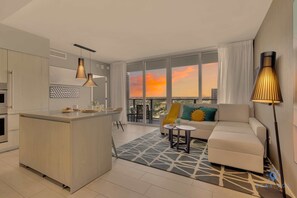 TV, offices - Luxury 3 Br|Front Intercostal View|Amazing Pools (Hollywood)