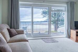 Apartment (1 Bedroom) | Wohnbereich | 32-Zoll-Fernseher mit Kabelempfang