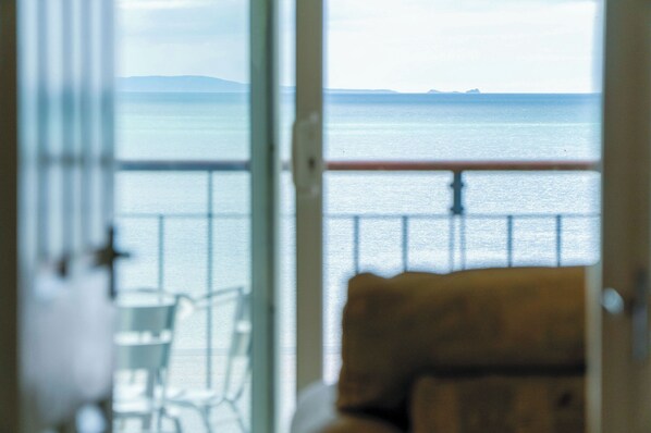 32-inch TV with cable channels - 36 Beach Court - 1 Bed Apartment - Saundersfoot (Saundersfoot)