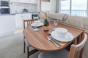 32-inch TV with cable channels - 36 Beach Court - 1 Bed Apartment - Saundersfoot (Saundersfoot)