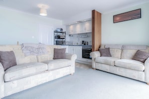 32-inch TV with cable channels - 36 Beach Court - 1 Bed Apartment - Saundersfoot (Saundersfoot)