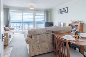 32-inch TV with cable channels - 36 Beach Court - 1 Bed Apartment - Saundersfoot (Saundersfoot)