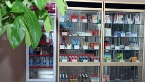 A refrigerated display case with various food items and beverages. - Thank You Junyi Inn Huozhou Gulou (Huozhou)