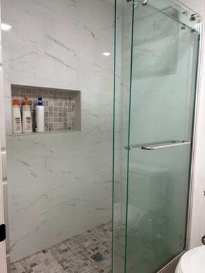 Een douche, een haardroger, handdoeken, zeep