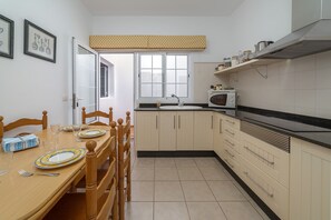 Geladeira, micro-ondas, cooktop, lava-louças