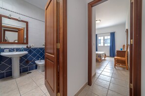 Dusche, Haartrockner, Handtücher, Toilettenpapier